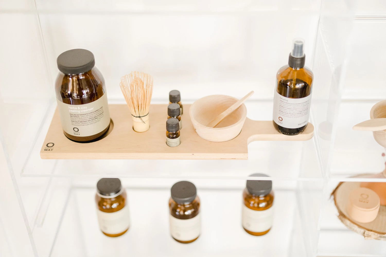 étagère bouteille produits de beauté bouteille en verre beige